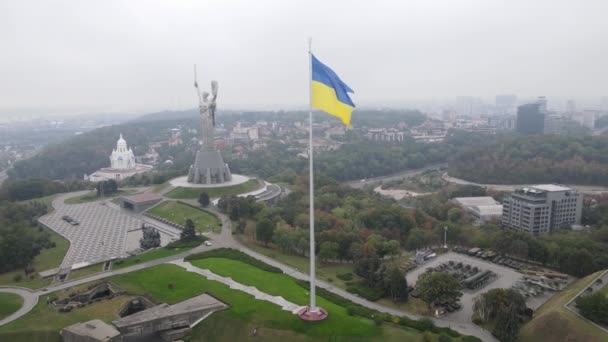 Kyjev, Ukrajina letecký pohled na podzim: Ukrajinská vlajka. Kyjev — Stock video