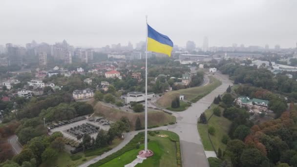 Kiev, Ucrania vista aérea en otoño: Bandera de Ucrania. Kiev — Vídeo de stock
