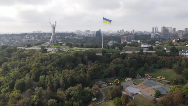 Київський повітряний вид восени: український прапор. Київ — стокове відео