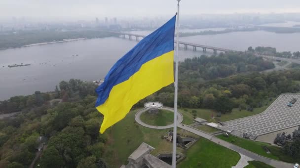 Kiev, Ucrania vista aérea en otoño: Bandera de Ucrania. Kiev — Vídeo de stock