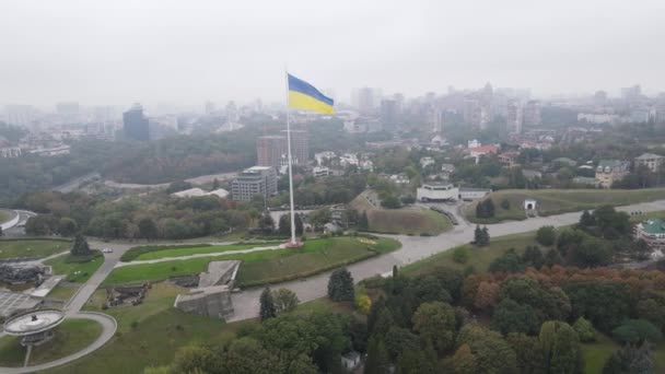 Kiev, Ucrania vista aérea en otoño: Bandera de Ucrania. Kiev — Vídeo de stock