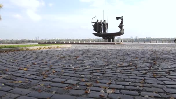 Kiew, Ukraine Luftaufnahme im Herbst: Denkmal für die Stadtgründer. Kiew — Stockvideo