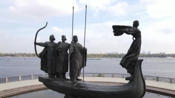 Kiev, Ucraina vista aerea in autunno: Monumento ai fondatori della città. Kiev — Video Stock
