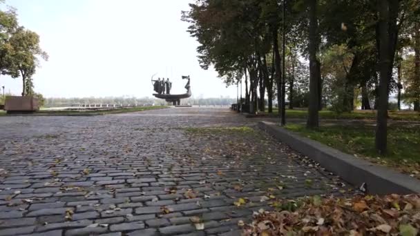 Kyjev, Ukrajina letecký pohled na podzim: Památník zakladatelů města. Kyjev — Stock video