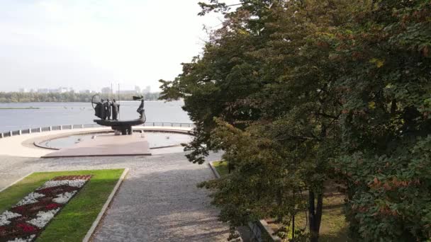 Kiev, Ucrania vista aérea en otoño: Monumento a los fundadores de la ciudad. Kiev — Vídeos de Stock