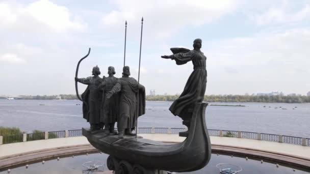 Κίεβο, Ουκρανία εναέρια άποψη το φθινόπωρο: Μνημείο για τους ιδρυτές της πόλης. Κίεβο — Αρχείο Βίντεο
