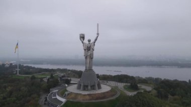 Kyiv, Ukrayna hava manzaralı sonbaharda: Anavatan Anıtı. Kiev