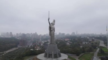 Kyiv, Ukrayna hava manzaralı sonbaharda: Anavatan Anıtı. Kiev