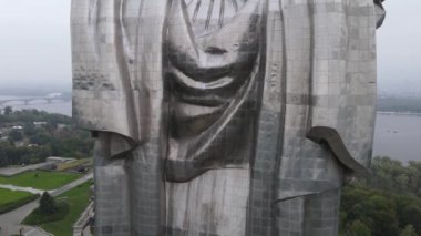 Kyiv, Ukrayna hava manzaralı sonbaharda: Anavatan Anıtı. Kiev