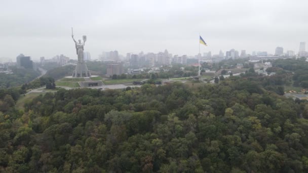 Kiev, Ucraina vista aerea in autunno: Patria Monumento. Kiev — Video Stock