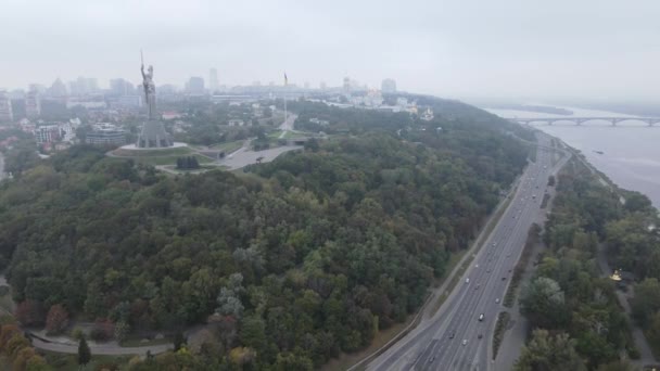 Kiev, Ucrânia vista aérea no outono: Monumento à Pátria. Kiev — Vídeo de Stock