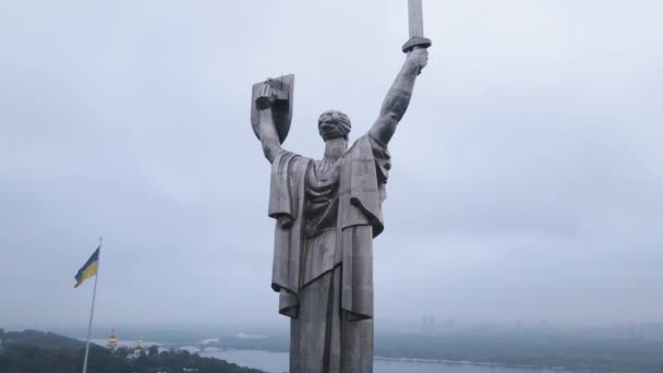 Kiev, Ukraina Flygfoto i höst: Motherland Monument. Kiev — Stockvideo