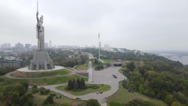 Kiev, Ukraina Flygfoto i höst: Motherland Monument. Kiev — Stockvideo