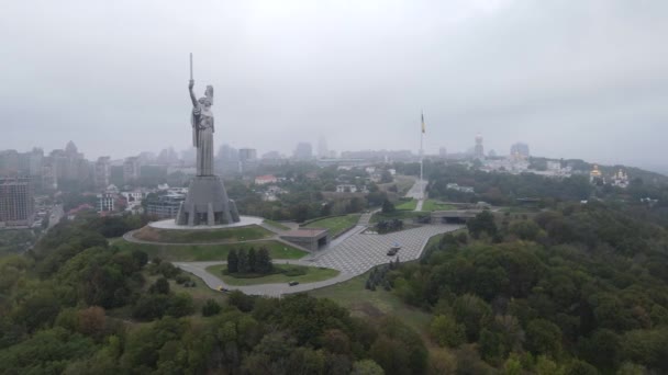 Kiev, Ukraina Flygfoto i höst: Motherland Monument. Kiev — Stockvideo