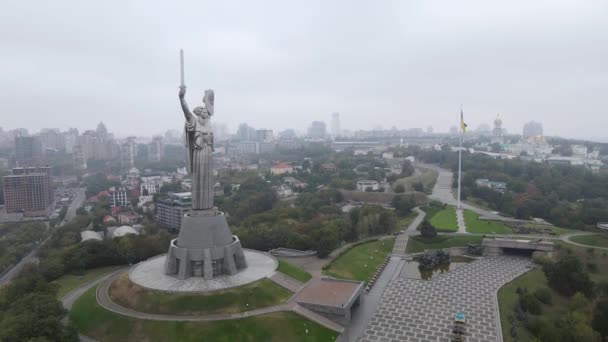 Kiev, Ucrânia vista aérea no outono: Monumento à Pátria. Kiev — Vídeo de Stock