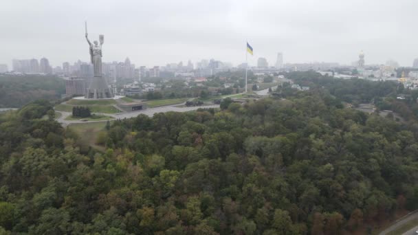 Kyjev, Ukrajina letecký pohled na podzim: Vlast Monument. Kyjev — Stock video