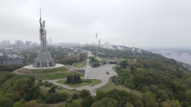 Kiev, Ukraina Flygfoto i höst: Motherland Monument. Kiev — Stockvideo