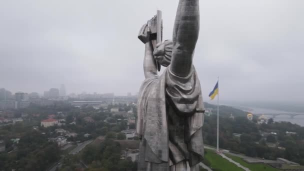 Kiev, Ucrania vista aérea en otoño: Monumento a la Patria. Kiev — Vídeos de Stock