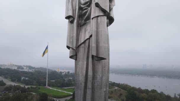 Kiev, Ucrania vista aérea en otoño: Monumento a la Patria. Kiev — Vídeos de Stock