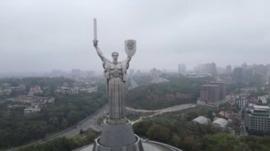 Kyiv, Ukrayna hava manzaralı sonbaharda: Anavatan Anıtı. Kiev