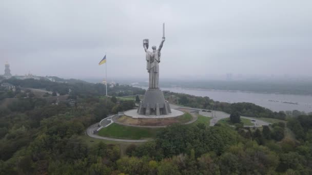 Kijów, Ukraina widok z lotu ptaka jesienią: Pomnik Ojczyzny. Kijów — Wideo stockowe