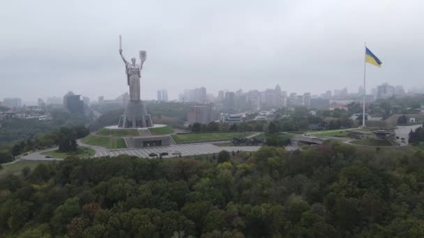 Kiev, Ucrânia vista aérea no outono: Monumento à Pátria. Kiev — Vídeo de Stock