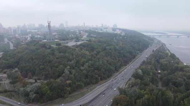Kiev, Ucrânia vista aérea no outono: Monumento à Pátria. Kiev — Vídeo de Stock