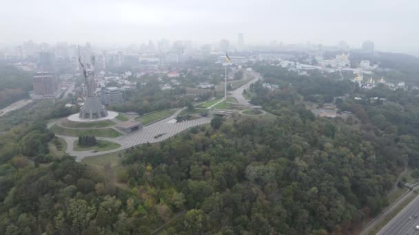 Kijów, Ukraina widok z lotu ptaka jesienią: Pomnik Ojczyzny. Kijów — Wideo stockowe