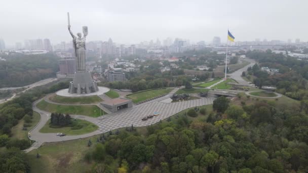 Kijów, Ukraina widok z lotu ptaka jesienią: Pomnik Ojczyzny. Kijów — Wideo stockowe