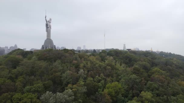 Kijów, Ukraina widok z lotu ptaka jesienią: Pomnik Ojczyzny. Kijów — Wideo stockowe