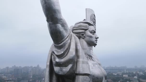 Kiev, Ucrania vista aérea en otoño: Monumento a la Patria. Kiev — Vídeo de stock