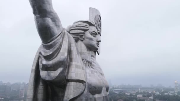 Kiev, Ucrânia vista aérea no outono: Monumento à Pátria. Kiev — Vídeo de Stock