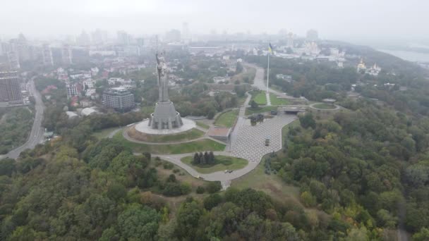 Kiev, Ucraina vista aerea in autunno: Patria Monumento. Kiev — Video Stock
