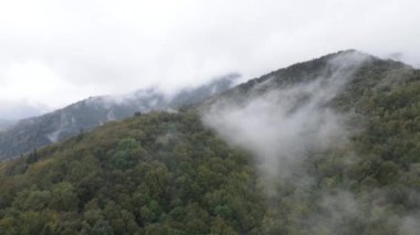 Dağlar sisli ağır çekimde. Sonbaharda Karpat Dağları 'nın havadan görünüşü. Ukrayna