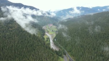 Dağlar sisli ağır çekimde. Sonbaharda Karpat Dağları 'nın havadan görünüşü. Ukrayna
