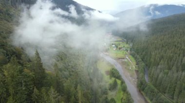 Dağlar sisli ağır çekimde. Sonbaharda Karpat Dağları 'nın havadan görünüşü. Ukrayna