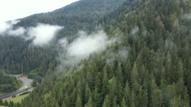 Dağlar sisli ağır çekimde. Sonbaharda Karpat Dağları 'nın havadan görünüşü. Ukrayna