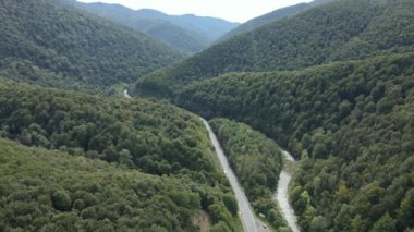 Ukrayna 'nın doğası: Karpatlar ağır çekim yapar. Hava görünümü