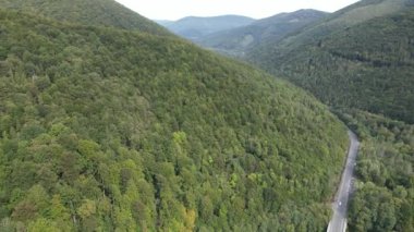 Ukrayna 'nın doğası: Karpatlar ağır çekim yapar. Hava görünümü