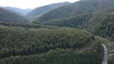 Ukrayna 'nın doğası: Karpatlar ağır çekim yapar. Hava görünümü