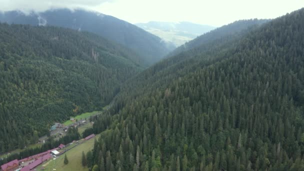 Nature of Ukraine: Carpathian Mountains slow motion (em inglês). Vista aérea — Vídeo de Stock