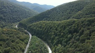 Ukrayna 'nın doğası: Karpatlar ağır çekim yapar. Hava görünümü