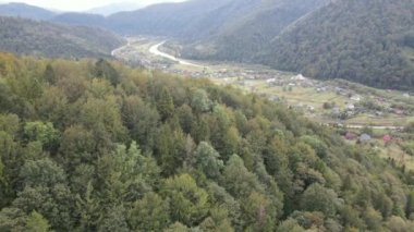 Sonbaharda Karpat dağlarında bir köy. Yavaş çekim, hava görüntüsü.