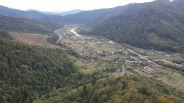 Sonbaharda Karpat dağlarında bir köy. Yavaş çekim, hava görüntüsü.