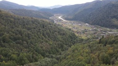 Sonbaharda Karpat dağlarında bir köy. Yavaş çekim, hava görüntüsü.