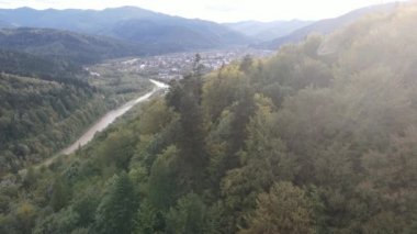 Sonbaharda Karpat dağlarında bir köy. Yavaş çekim, hava görüntüsü.