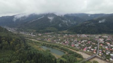 Sonbaharda Karpat dağlarında bir köy. Yavaş çekim, hava görüntüsü.