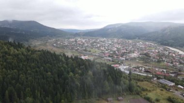 Sonbaharda Karpat dağlarında bir köy. Yavaş çekim, hava görüntüsü.