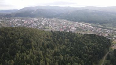 Sonbaharda Karpat dağlarında bir köy. Yavaş çekim, hava görüntüsü.