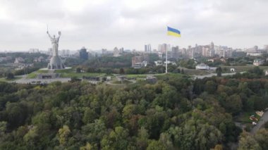 Ukrayna bayrağının Kyiv 'deki havadan görünüşü. Ağır çekim. Kiev